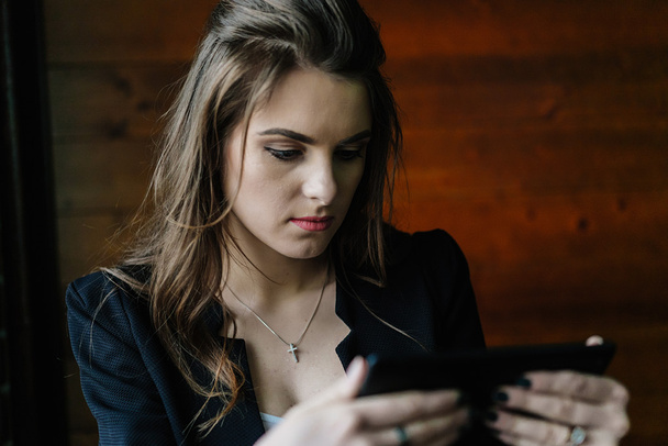 Young business lady with tablet - Foto, immagini