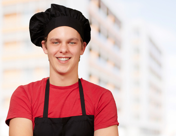 Portrét mladého kuchaře muže nosit uniformu a usmívá se proti - Fotografie, Obrázek
