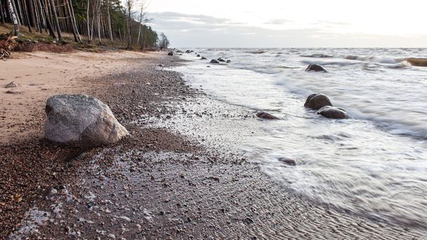Tempestade grande onda na costa do mar Báltico
 - Foto, Imagem