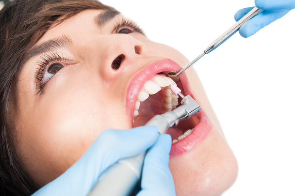 Primo piano di una giovane donna con la bocca aperta dal dentista
  - Foto, immagini