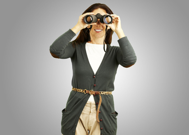 Mujer con prismáticos
 - Foto, imagen