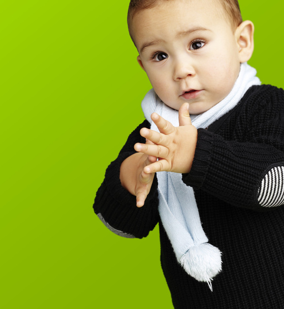 Portrait d'adorable enfant applaudissant sur un fond vert
 - Photo, image