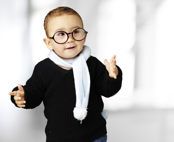 Porträt eines entzückenden Kindes mit Brille, das im Haus Zweifel hervorruft - Foto, Bild