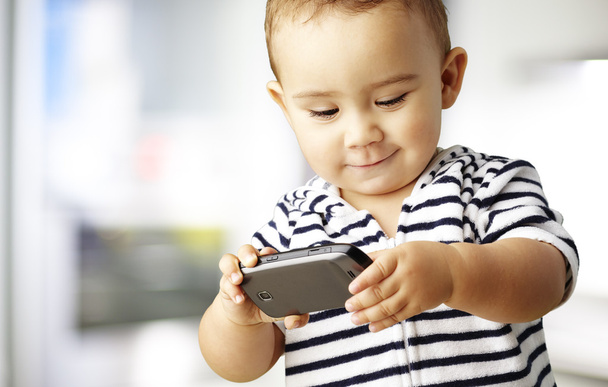 Portrét legrační dítě hraje s mobilní Halové - Fotografie, Obrázek