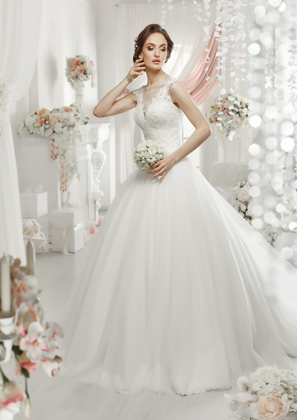 woman posing in a wedding dress - Foto, imagen