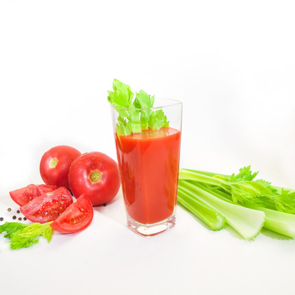 Verre de jus de tomate avec sélérerie, poivre, carotte et tomates
 - Photo, image