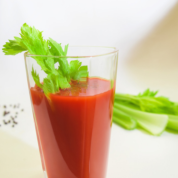 Стакан томатного сока с селерией и помидорами
 - Фото, изображение