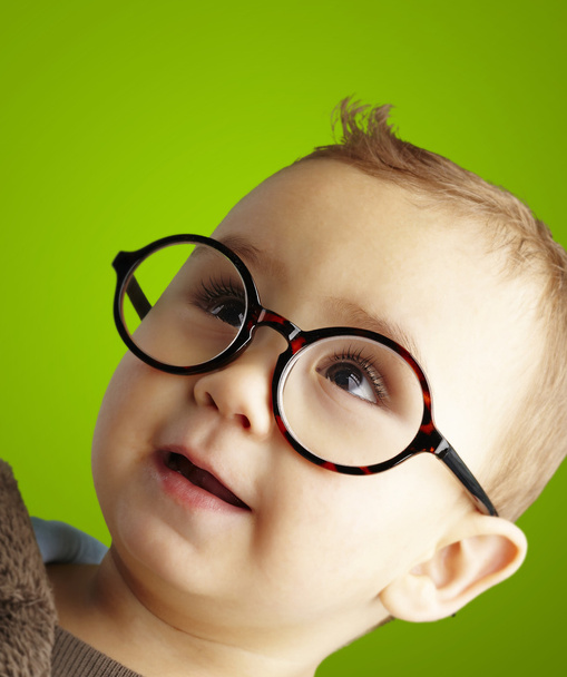 Portrait d'enfant doux portant des lunettes rondes sur fond vert
 - Photo, image