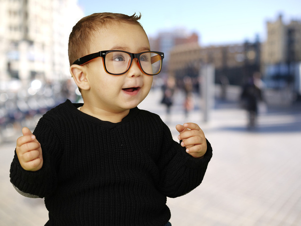 Portrait d'adorable enfant portant des lunettes vintage à une rue bondée
 - Photo, image