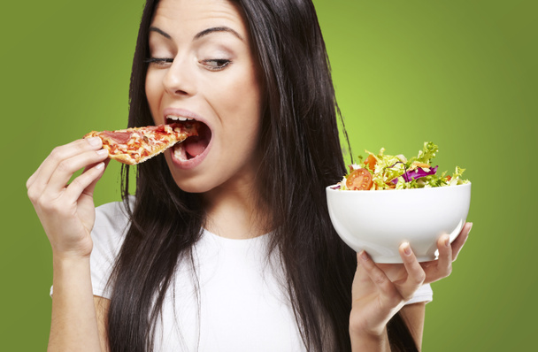 ピザを食べる女性 - 写真・画像