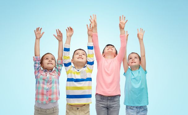 šťastné děti slaví vítězství nad modrá - Fotografie, Obrázek