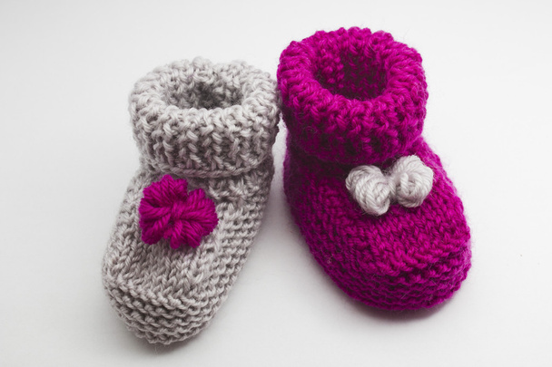 Couple knitted bootees to newborn - Valokuva, kuva