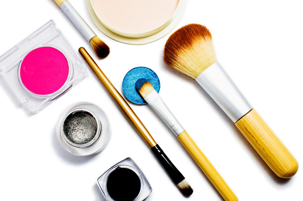 Verzameling van professionele cosmetica voor make-up geïsoleerd op een witte achtergrond. Cosmetische producten voor make-up. - Foto, afbeelding