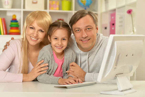 famiglia felice con il computer
 - Foto, immagini