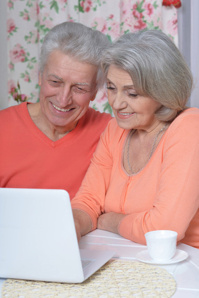 happy senior couple with laptop - Zdjęcie, obraz