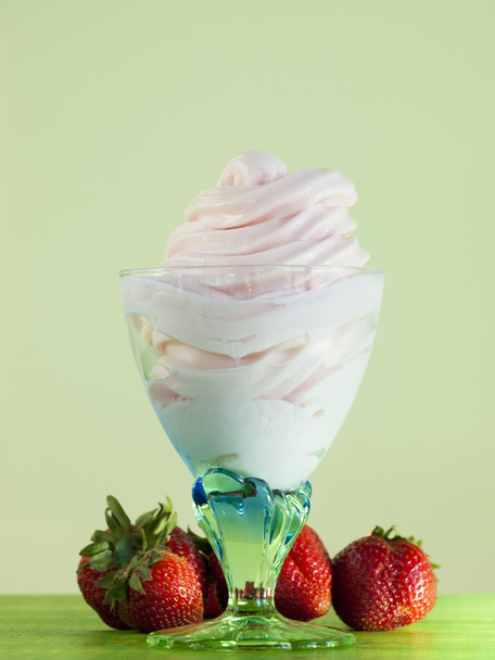 Замороженный йогурт
. - Фото, изображение