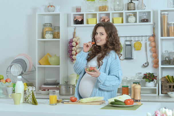 beautiful pregnant woman with    food - Фото, зображення