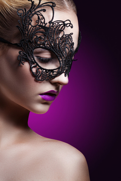 bela mulher com uma máscara preta. máscara de carnaval Close-up retrato feminino
. - Foto, Imagem
