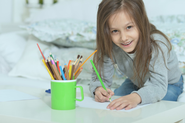 Little girl drawing at home - Foto, imagen