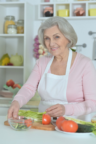 starší žena vaření v kuchyni - Fotografie, Obrázek