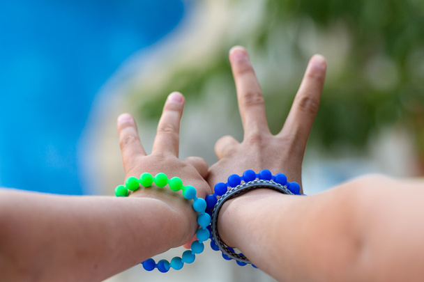дитячі руки жест перемоги
 - Фото, зображення