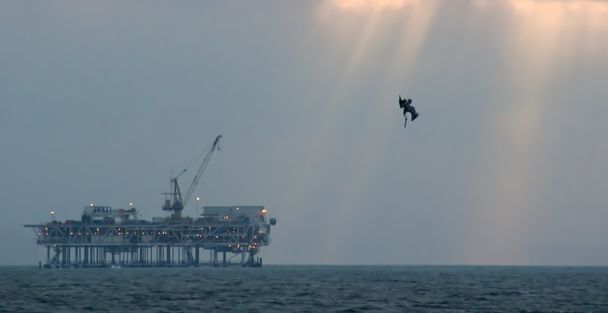 Off Shore πλατφόρμα πετρελαίου με πελεκάνος καταδύσεις στον ωκεανό - Φωτογραφία, εικόνα
