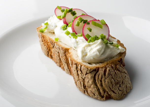 Fetta di pane bianco con ravanello
 - Foto, immagini
