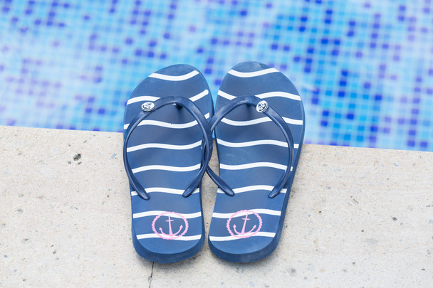 sandálias por uma piscina - Foto, Imagem