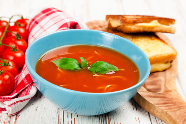 Sopa de tomate y albahaca
 - Foto, imagen