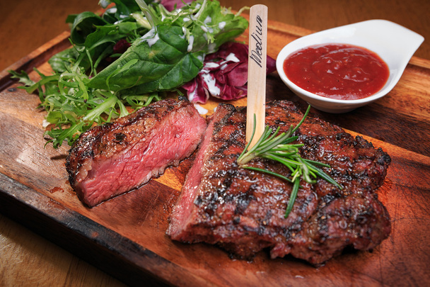 Мясо стейк на деревянной доске
 - Фото, изображение