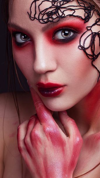 Arte make up.Woman retrato com maquiagem criativa, Sexy Beauty Girl com lábios e olhos roxo-vermelhos. Maquiagem Provocativa. Mulher de luxo com olhos verdes
. - Foto, Imagem