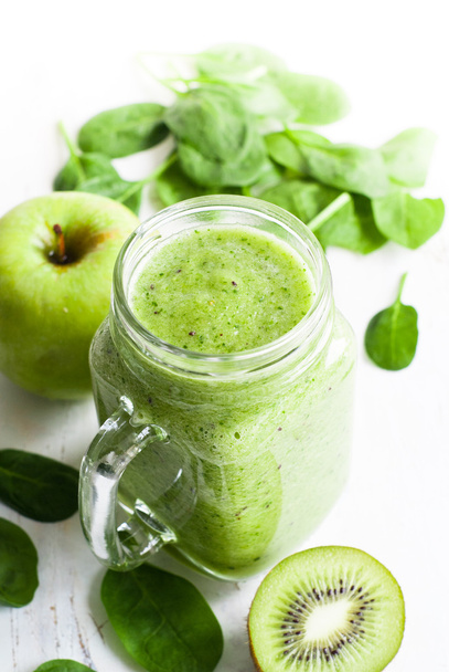 Healthy green smoothie in jar. - Foto, afbeelding