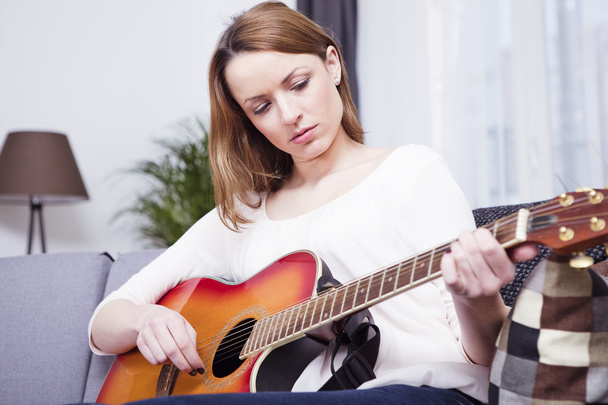 fiatal gyönyörű nő szereti a zenét, és játszani a gitár - Fotó, kép