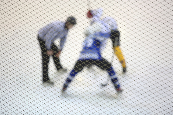 Dos jugadores de hockey sobre hielo y árbitro frente al hielo
  - Foto, Imagen