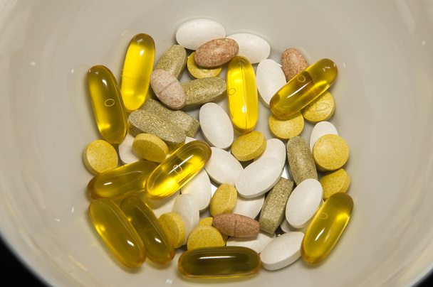 χάπια διατροφής που απομονώνονται σε λευκό φόντο - Φωτογραφία, εικόνα