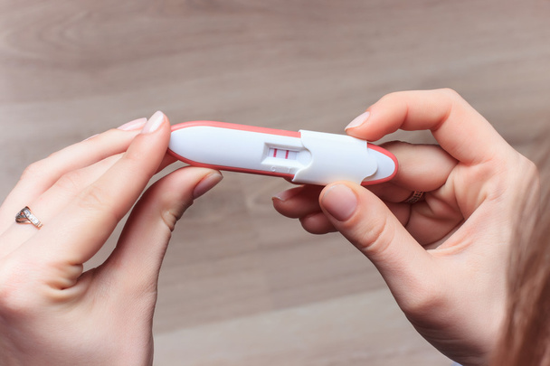 mulher segurando teste de gravidez negativo
 - Foto, Imagem