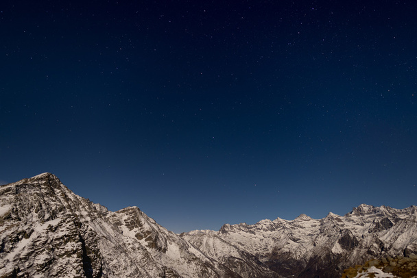 月明かりの下で冬のアルプス上空の星空 - 写真・画像