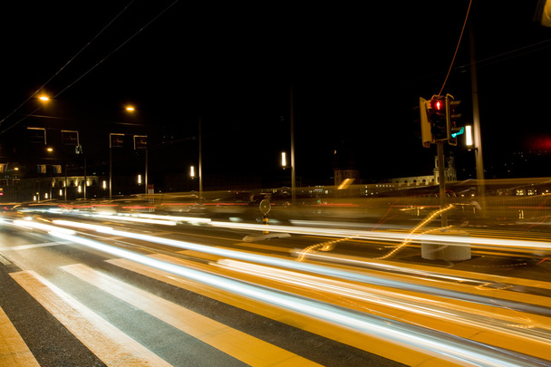 道路上のぼやけ車両のヘッドライト - 写真・画像