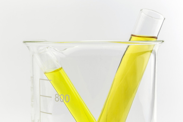 Tubo de ensayo con líquido amarillo (líquido, agua) en el vaso de precipitados para ch
 - Foto, Imagen