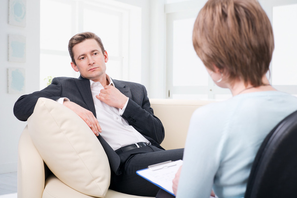 Καταθλιπτική άνθρωπος μιλώντας με ψυχολόγο - Φωτογραφία, εικόνα