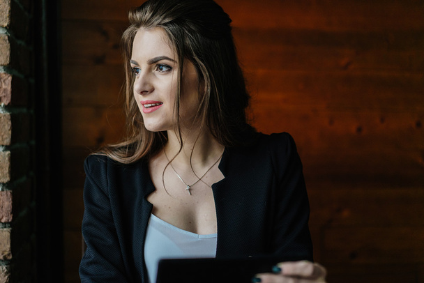 Young business lady with tablet - Fotoğraf, Görsel
