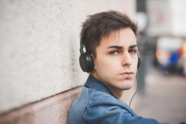 modell ember a városban zenét hallgat  - Fotó, kép