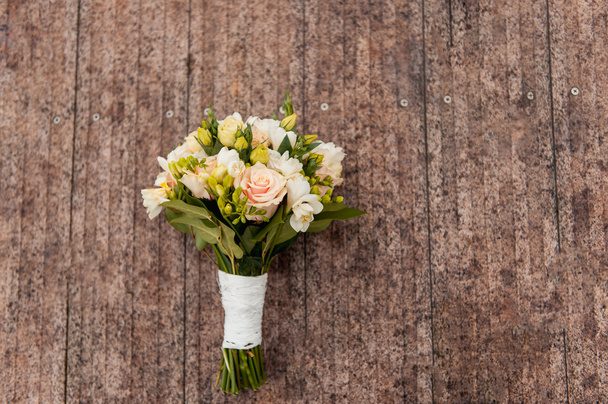 Bridal bouquet of roses on a  wooden planks - Foto, imagen