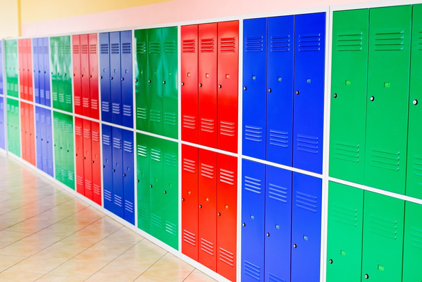 Цветные металлические шкафчики
 - Фото, изображение