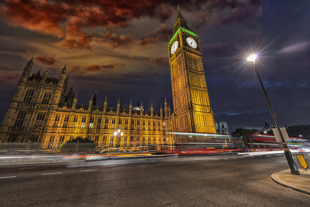 Спектакльный вид на Вестминстерский дворец и Биг-Бен ночью
 - Фото, изображение