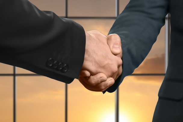 Mens sunset handshake no escritório
. - Foto, Imagem