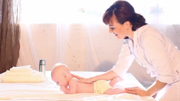 lekarz wykonuje masaż dziecka - Materiał filmowy, wideo