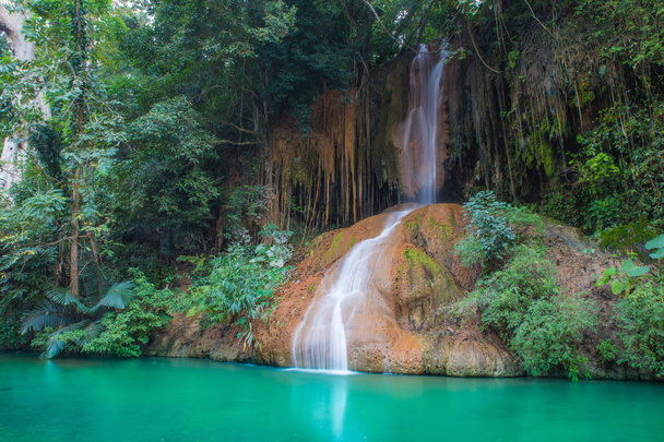 Phu Sang cachoeira com água apenas na Tailândia. -36 a 35 graus
 - Foto, Imagem