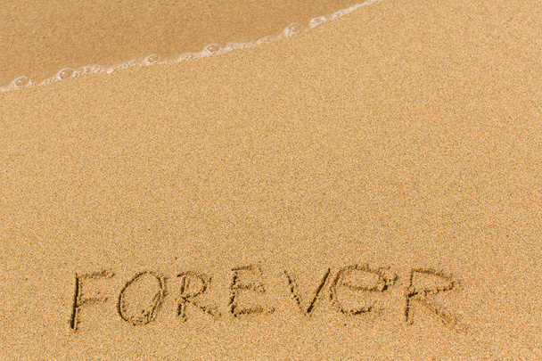 Forever - нарисованный на песке пляжа - Фото, изображение