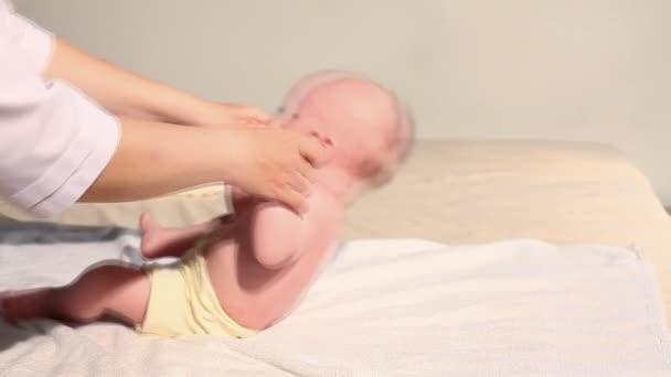 el médico hace un masaje de bebé
 - Imágenes, Vídeo
